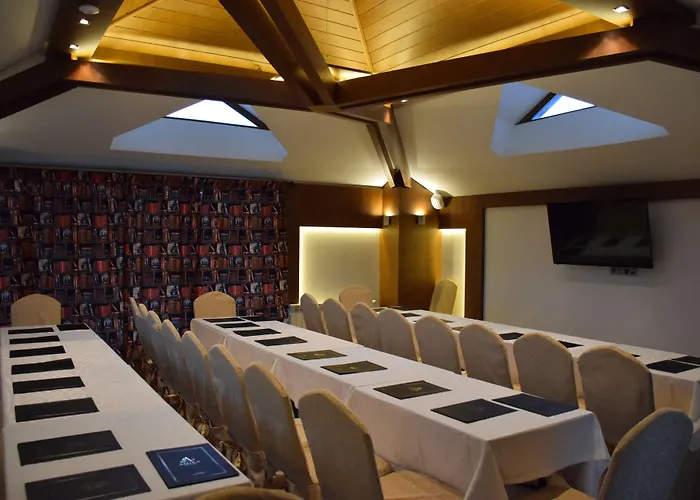 Amira Boutique בנסקו