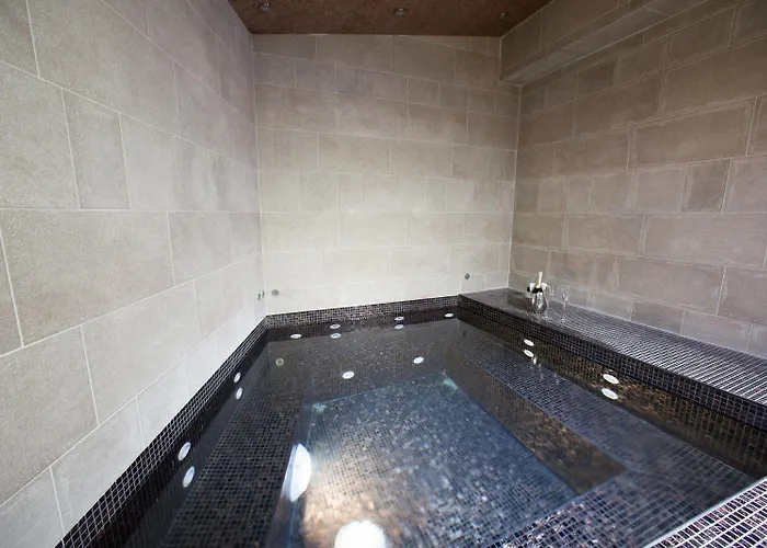 Amira Boutique Готель Бансько